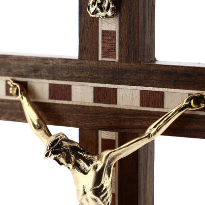 Crocifisso in legno con inserti in legno decorati, con corpo in metallo dorato. Altezza 21 cm