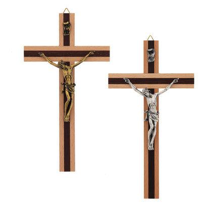 Crocifisso in legno chiaro con inserti in legno scuro e corpo in metallo. Altezza 20 cm