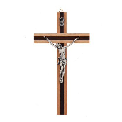 Crocifisso in legno chiaro con inserti in legno scuro e corpo in metallo. Altezza 20 cm