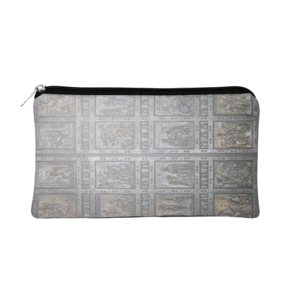 Portarosario in similpelle con zip e logo Giubileo 2025. Dimensioni 10x7 cm.