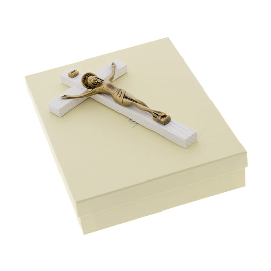 Crocifisso in legno con corpo in resina bronzata. Altezza 23 cm