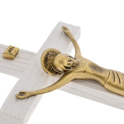 Crocifisso in legno con corpo in resina bronzata. Altezza 23 cm