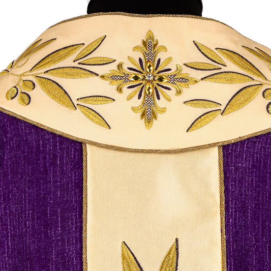 Priesterkasel aus Wollmischgewebe mit reicher Stickerei, Farbe violett