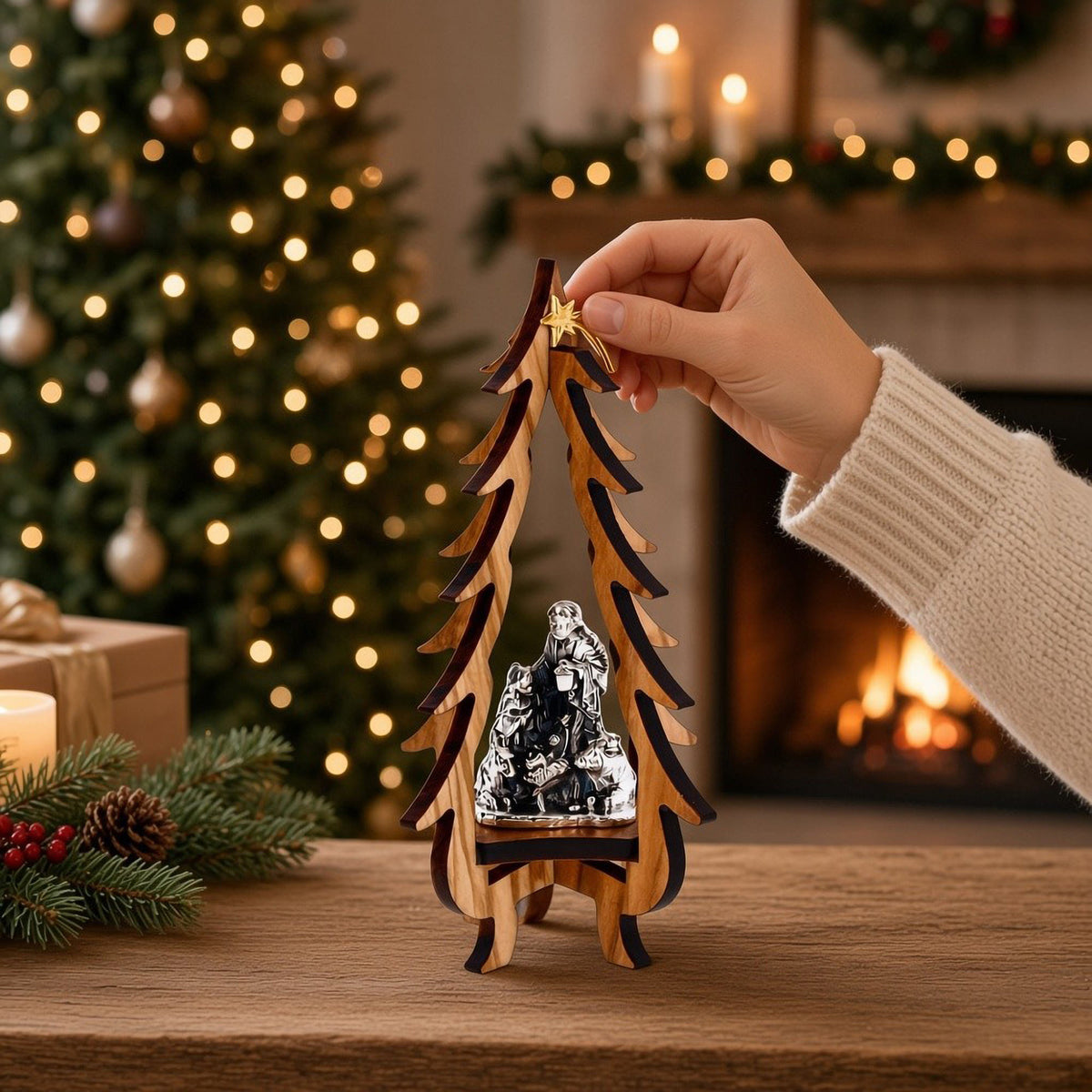 Nacimiento de madera de olivo y metal en forma de árbol de Navidad