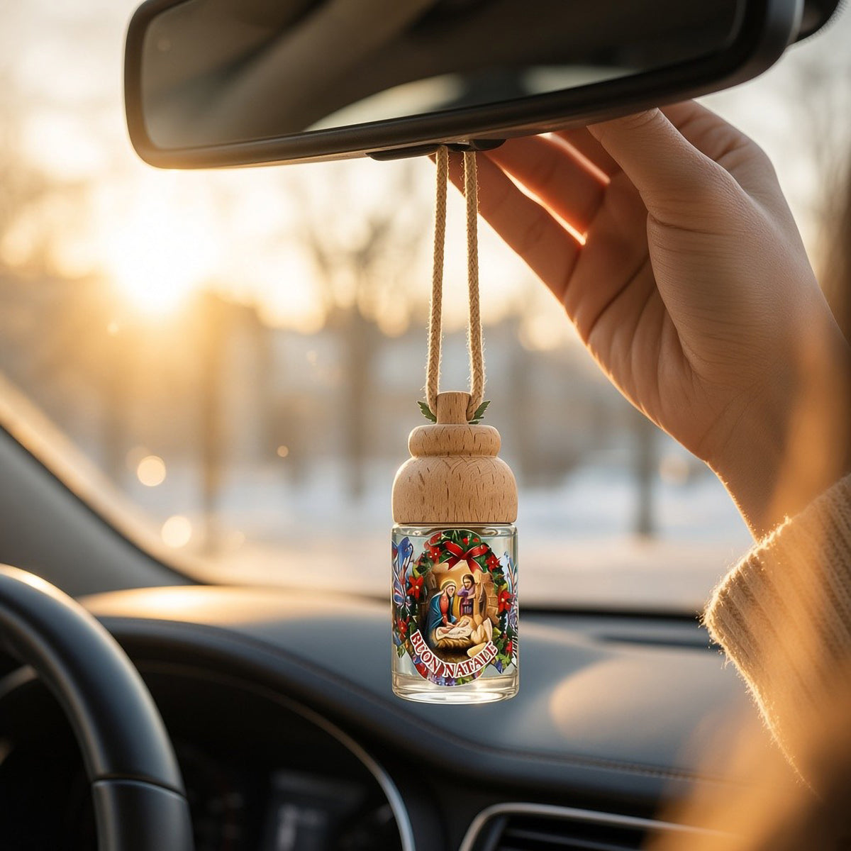 Ambientador para coche con ilustración navideña. Fragancias surtidas. 8 ml, dimensiones del frasco: 2,5x6 cm