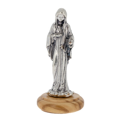 Statua Madonna di Medjugorie in metallo argentato e base in lengno. Altezza 6,5 cm
