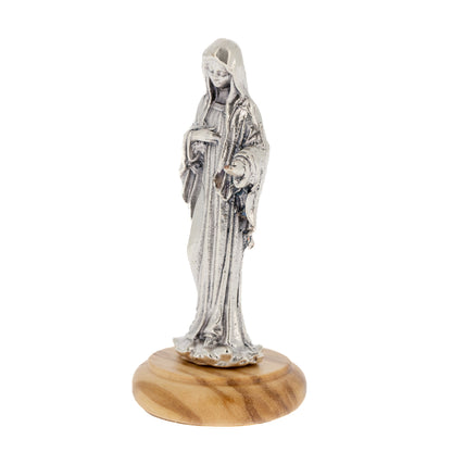 Statua Madonna di Medjugorie in metallo argentato e base in lengno. Altezza 6,5 cm

