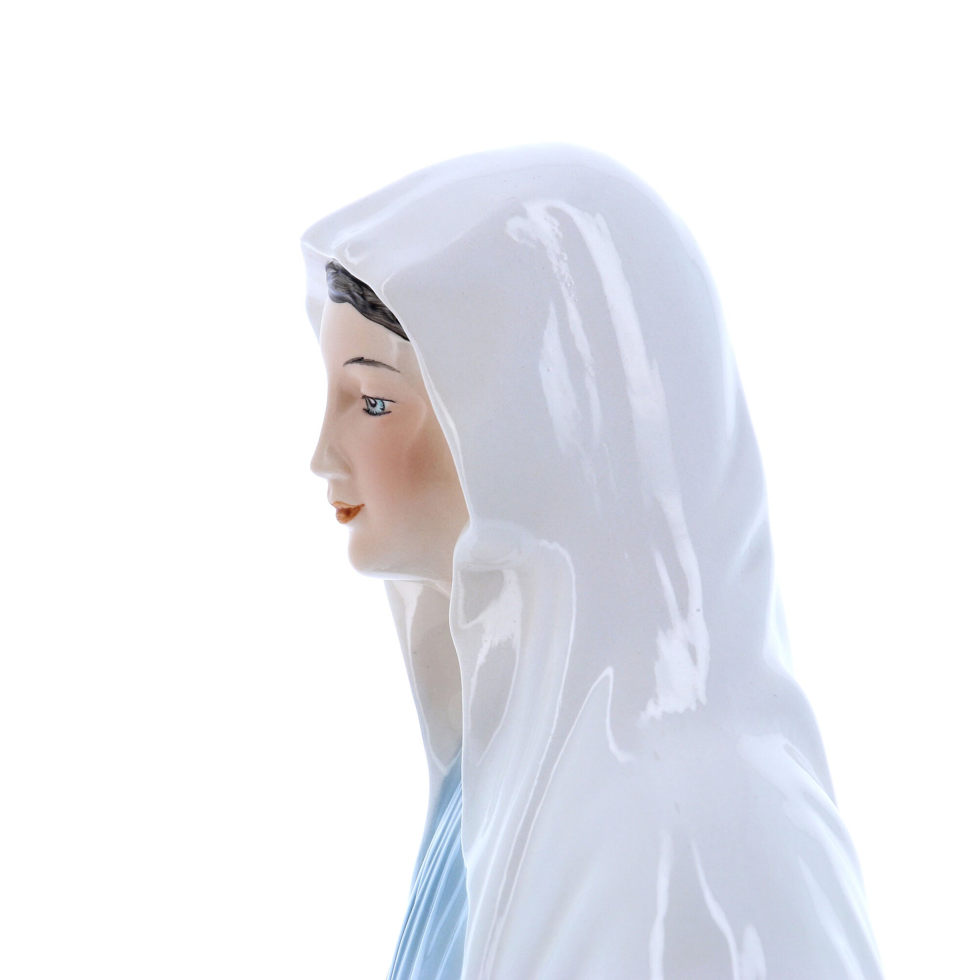 Statua Regina della pace in ceramica colorata dipinta a mano. Altezza 50 cm