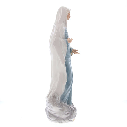 Statua Regina della pace in ceramica colorata dipinta a mano. Altezza 50 cm