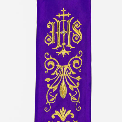 Stola sacerdotale ricamata con IHS confezionata in tessuto saten viola