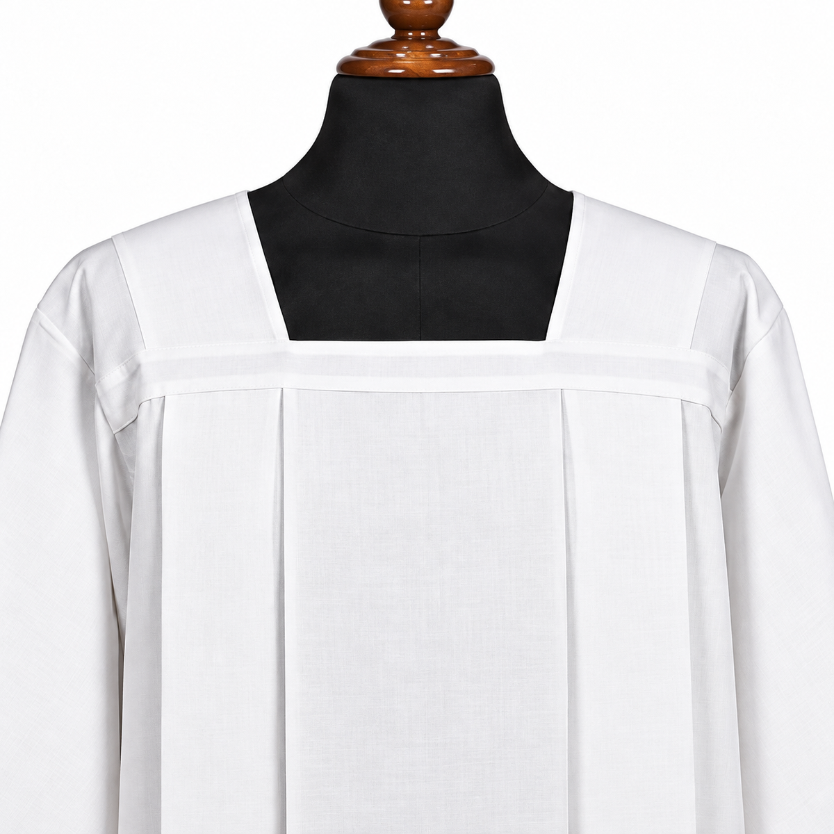 Alva sacerdotal para amito, com quatro pregas e gola quadrada. Linho