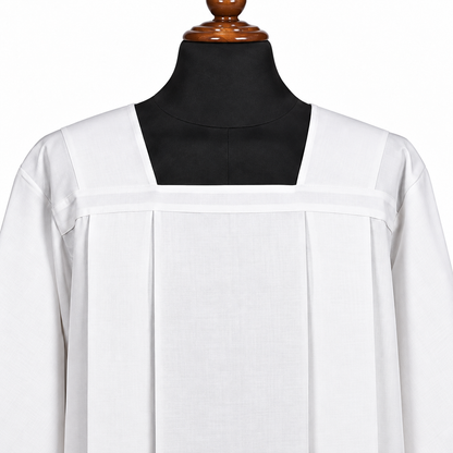 Alva sacerdotal para amito, com quatro pregas e gola quadrada. Linho
