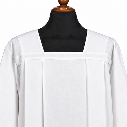 Alva sacerdotal para amito, com quatro pregas e gola quadrada. Linho