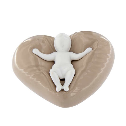 Gesù Bambino su cuore beige. Dimensioni 5x4 cm
