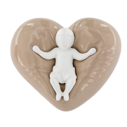 Gesù Bambino su cuore beige. Dimensioni 5x4 cm