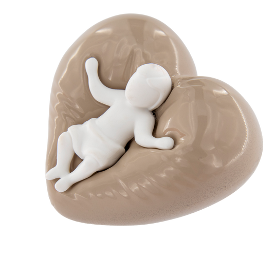 Gesù Bambino su cuore beige. Dimensioni 5x4 cm