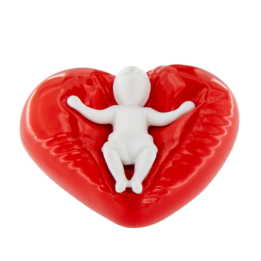 Gesù Bambino su cuore rosso. Dimensioni 5x4 cm