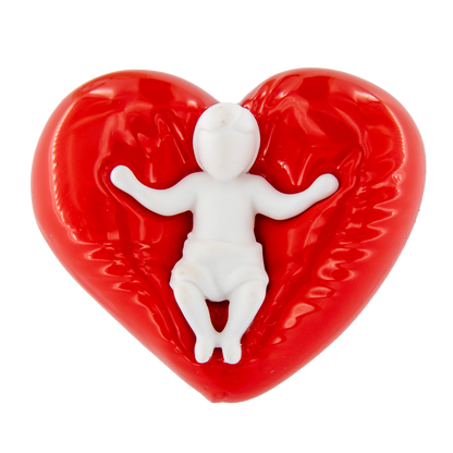Gesù Bambino su cuore rosso. Dimensioni 5x4 cm
