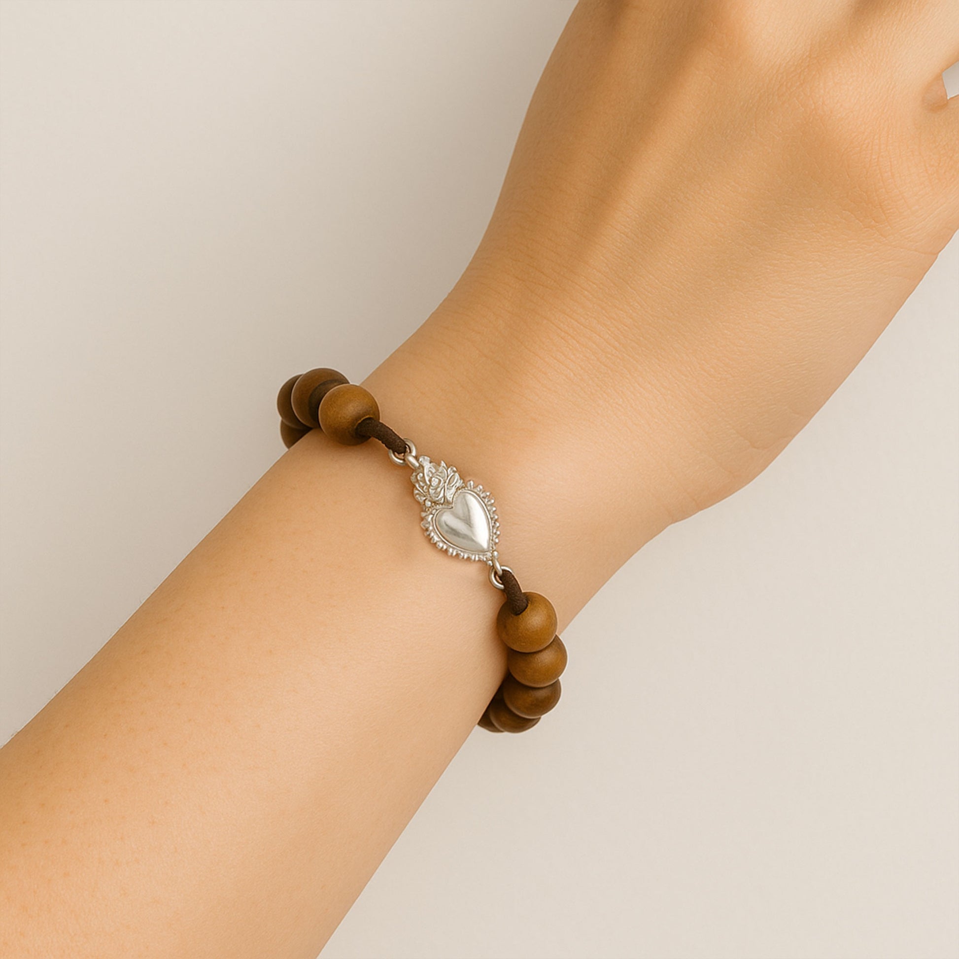 Bracciale elastico con grani in legno e Cuore Votivo in argento 925
