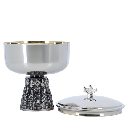 Pisside liturgica in ottone nichelato con base dei 12 Apostoli – Altezza 15 cm
