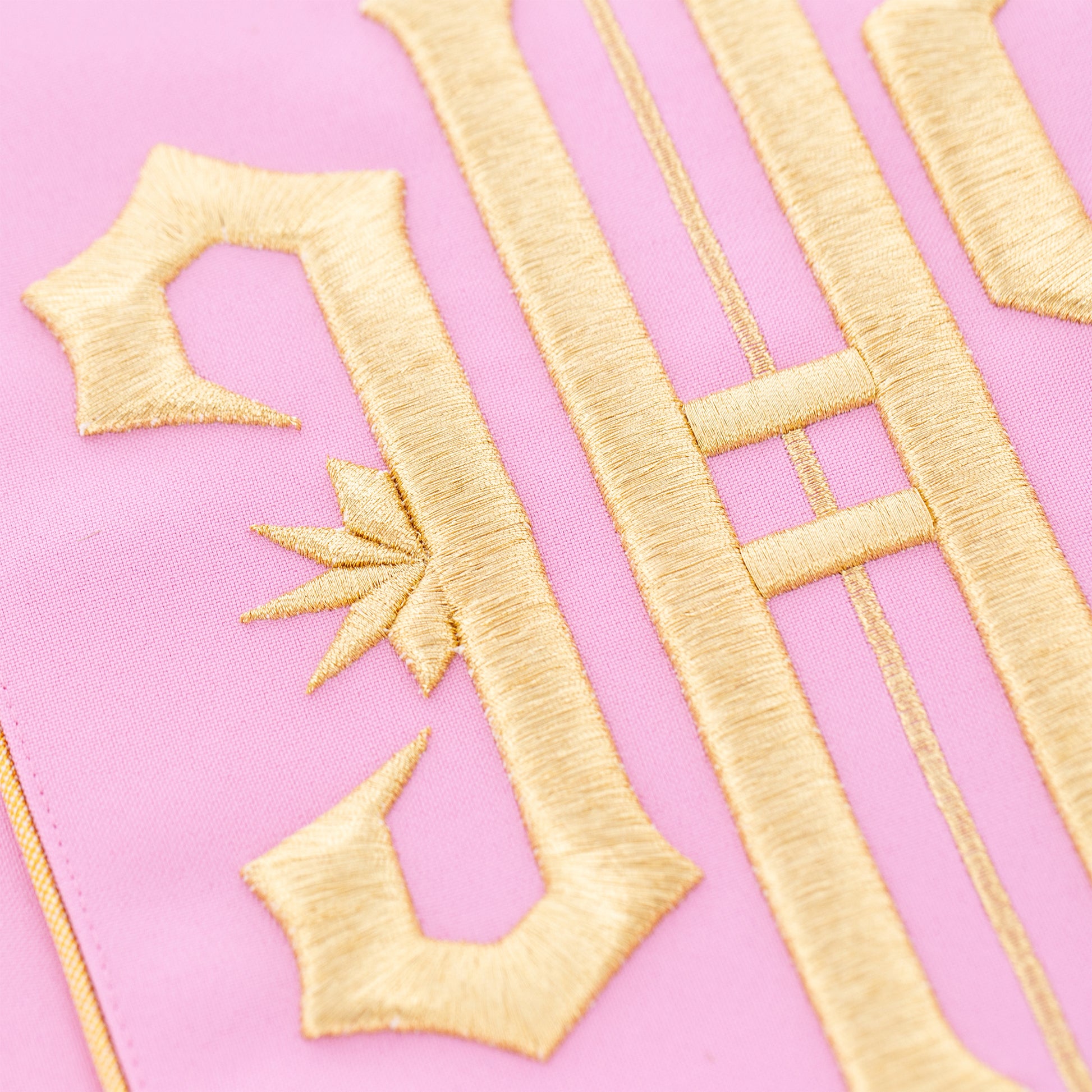 Casula con ricamo Jhs oro e motivo floreale. Misto poliestere