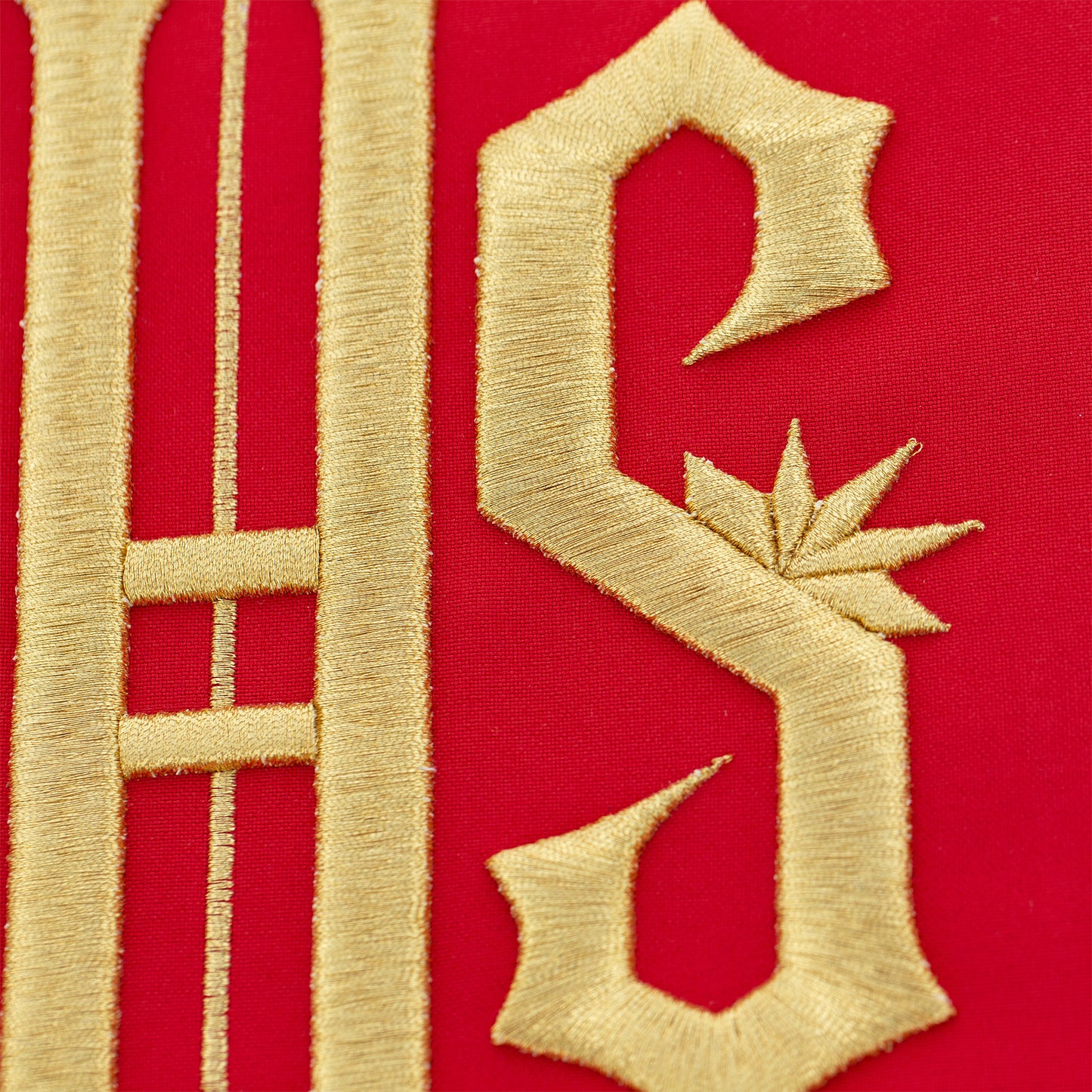 Casula con ricamo Jhs oro e motivo floreale. Misto poliestere