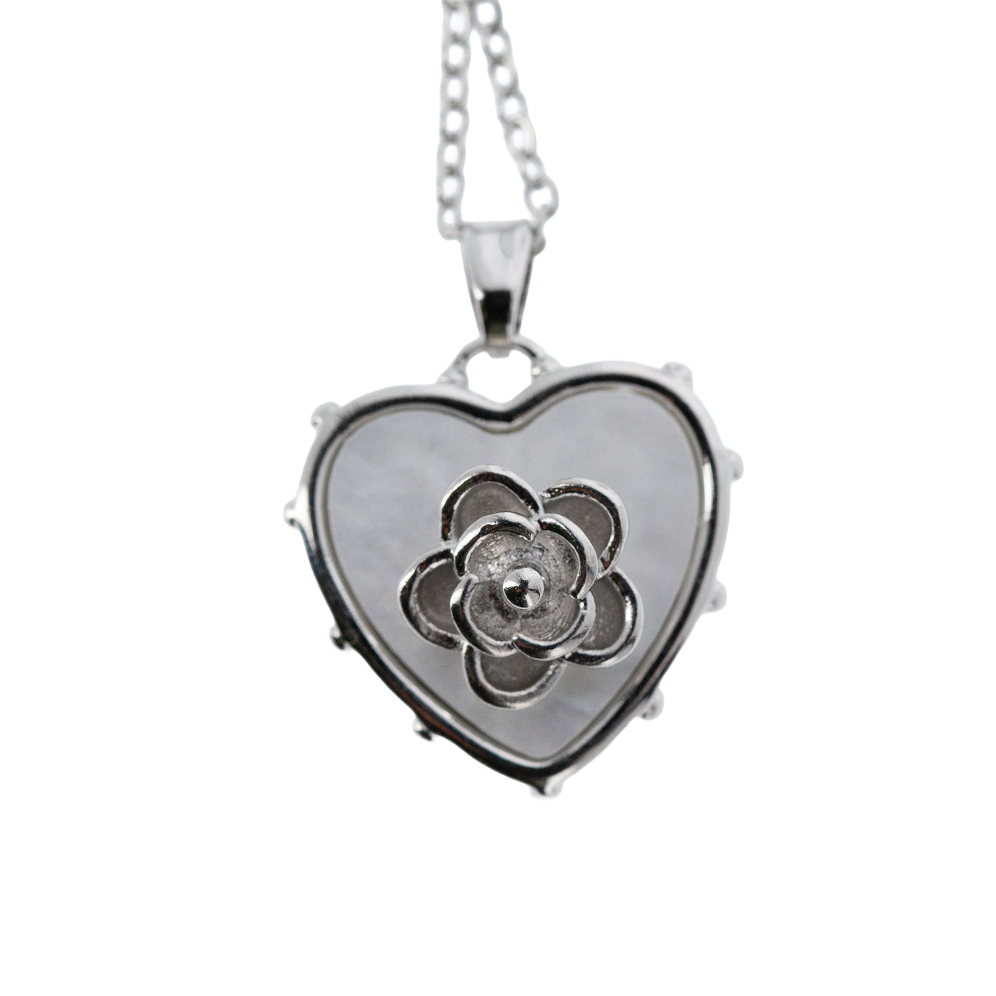 Collana in acciaio con ciondolo  cuore e rosa di Santa Rita. Lunghezza 24 cm