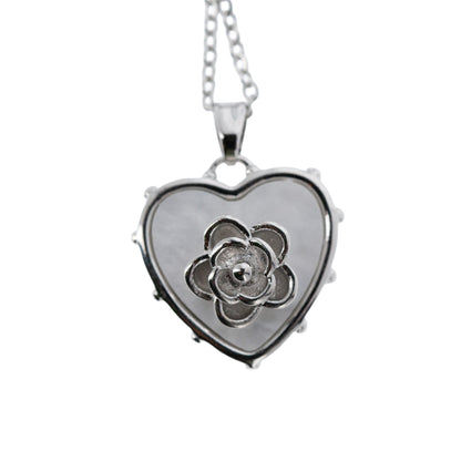 Collana in acciaio con ciondolo  cuore e rosa di Santa Rita. Lunghezza 24 cm