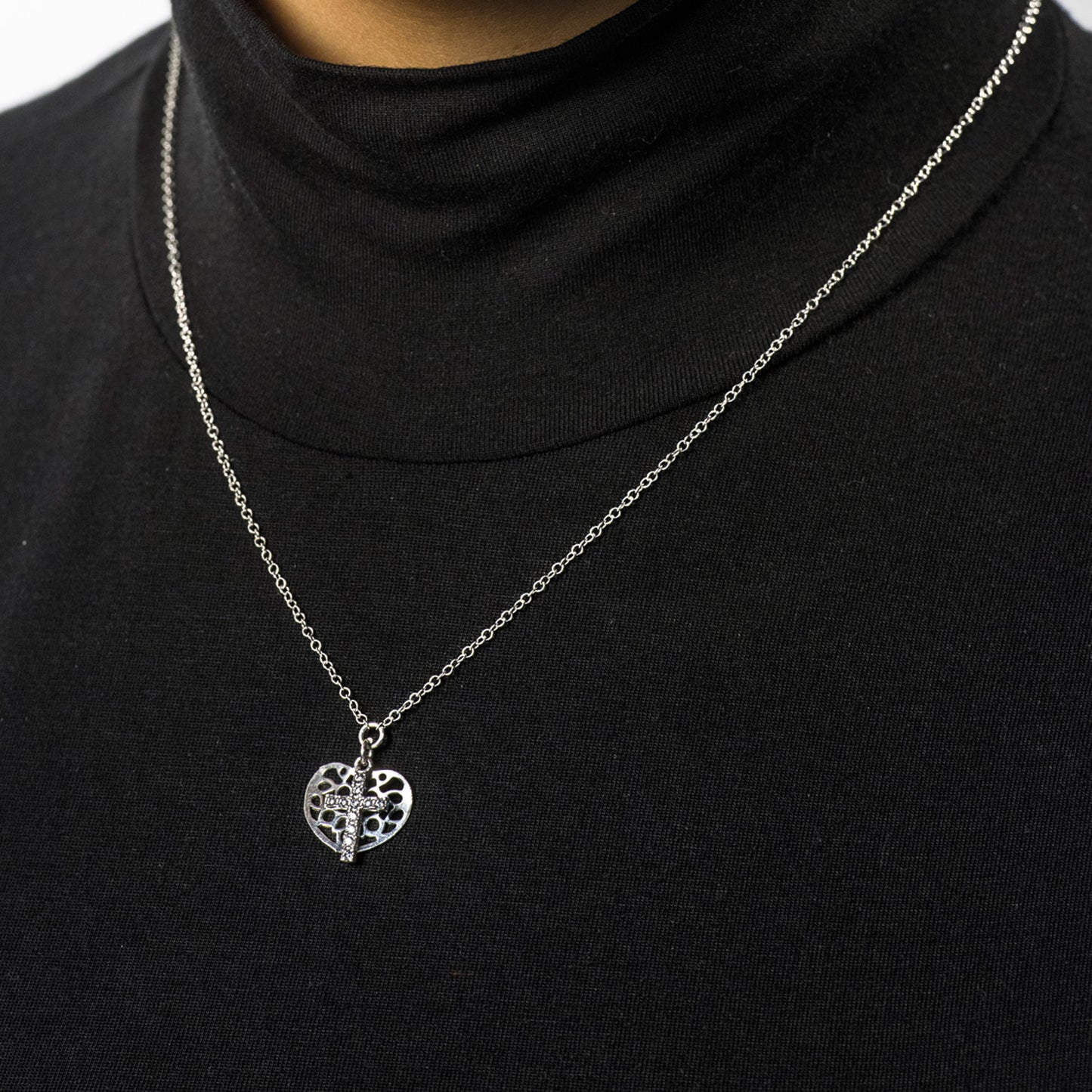 Collana croce con zirconi e cuore traforato in argento 925 rodiato. Lunghezza cm. 42+3