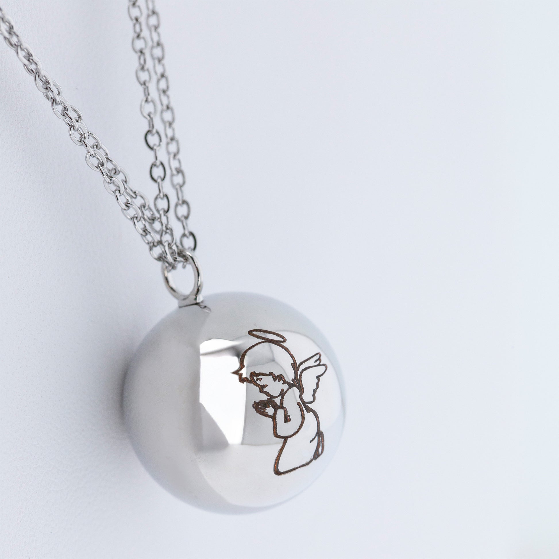 Collana Chiama Angeli con sfera argentata e incisione Angelo in preghiera