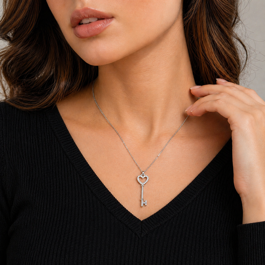 Collana con ciondolo chiave della gioia. Confezione a cassetto. Lunghezza 24,5 cm