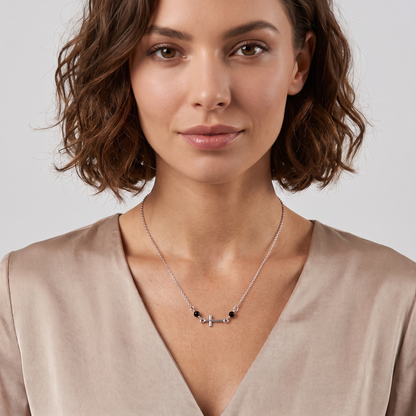 Collana con croce e pietre nere in bronzo
