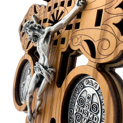 Croce del Perdono in legno, con medaglia Miracolosa e di S.Benedetto in zama. Altezza 18 cm