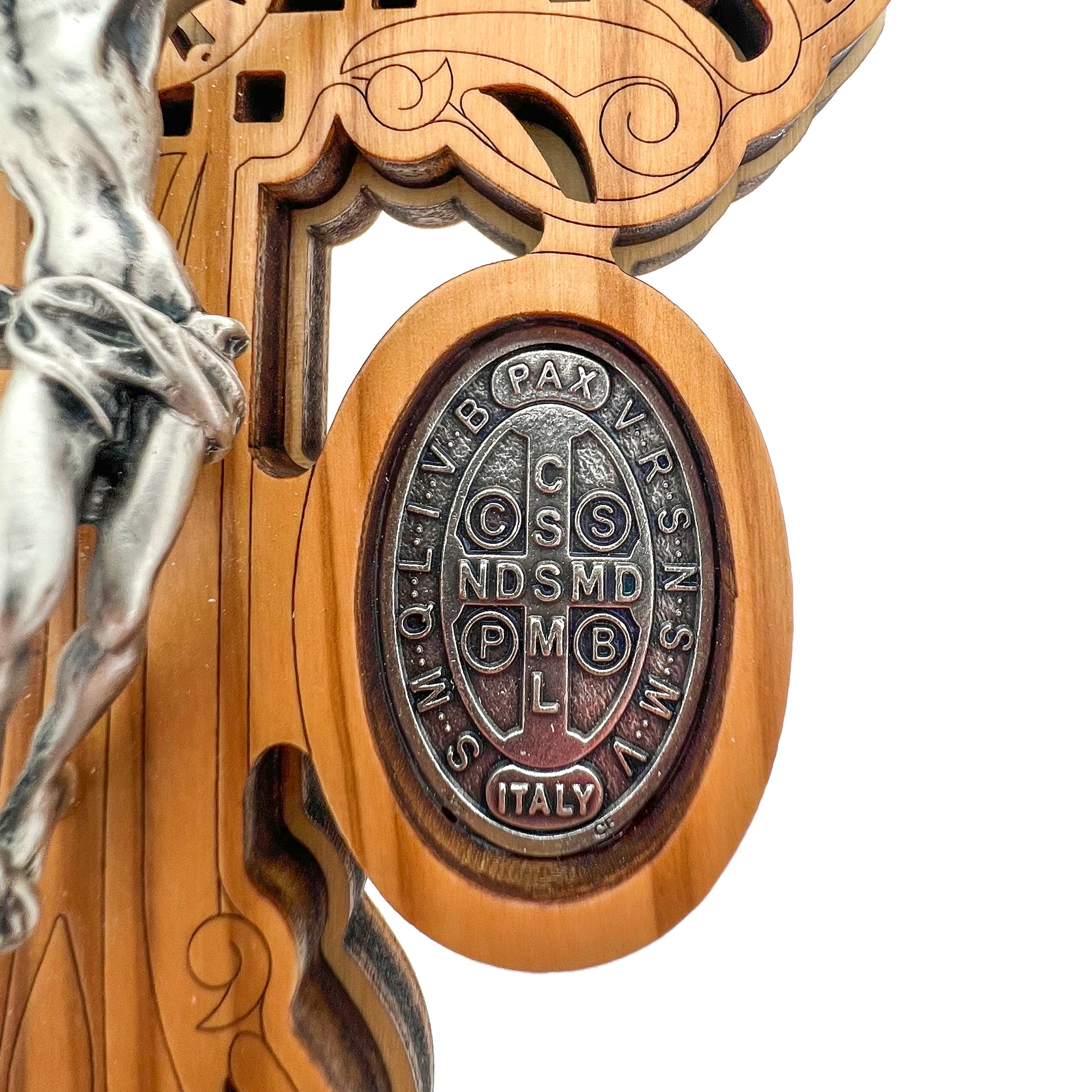 Croce del Perdono in legno, con medaglia Miracolosa e di S.Benedetto in zama. Altezza 18 cm