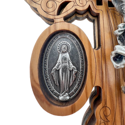 Croce del Perdono in legno, con medaglia Miracolosa e di S.Benedetto in zama. Altezza 18 cm