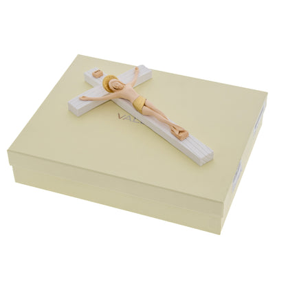 Crocifisso in legno con corpo in resina colorata. Altezza 23 cm