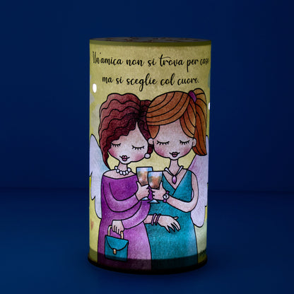 Lampada da compagnia, tonda, in carta e legno, da appendere o da appoggio. Raffigurazione Amicizia