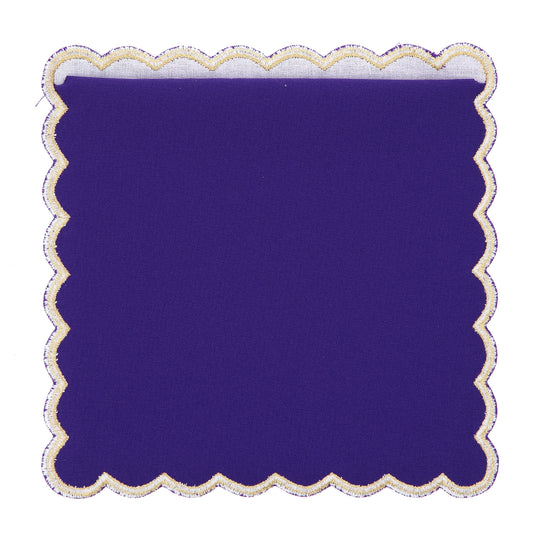 Voile de calice rigide brodé. Dimensions 17x17 cm
