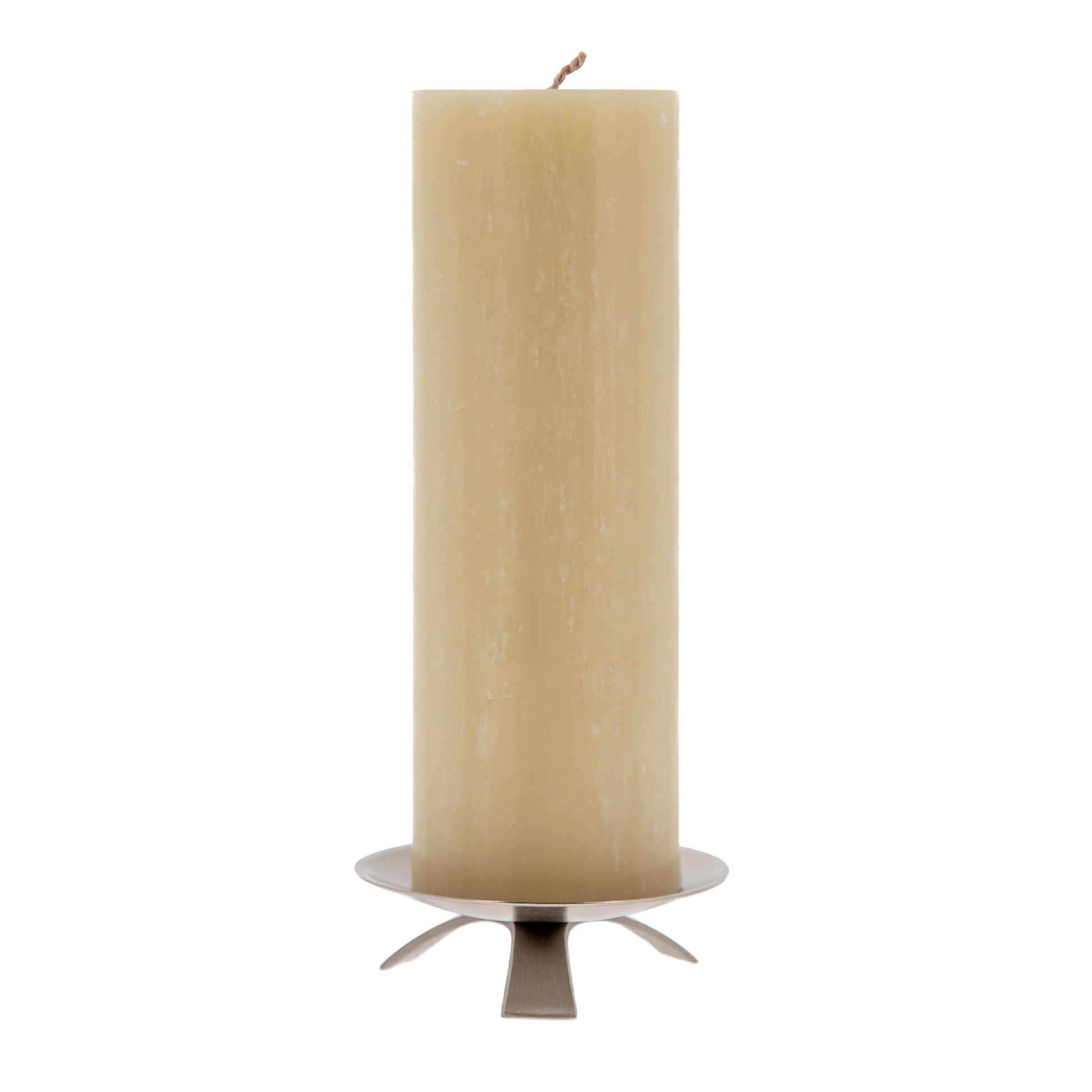 Porta candela in ottone nickelato con tre piedi e punzone centrale. Diametro 11,5 cm