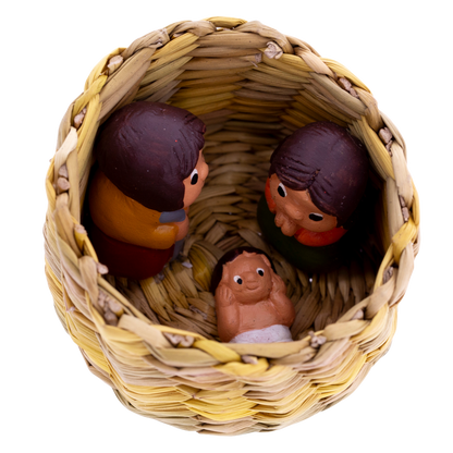 Presepe artigianale in cestino di paglia intrecciato. Nativita' in miniatura fatta a mano. Dimensioni 6x4,5 cm
