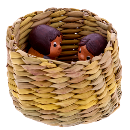 Presepe artigianale in cestino di paglia intrecciato. Nativita' in miniatura fatta a mano. Dimensioni 6x4,5 cm