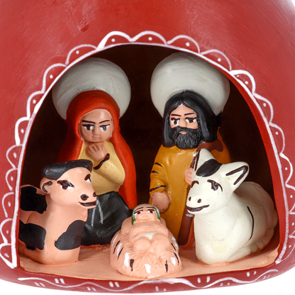 Portacandele con presepe artigianale Sacra Famiglia stilizzata – Natività in terracotta dipinta a mano