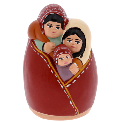 Presepe della tenerezza Sacra Famiglia artigianale – Nativita' in terracotta dipinta a mano. Dimensioni 4,5x8,5 cm