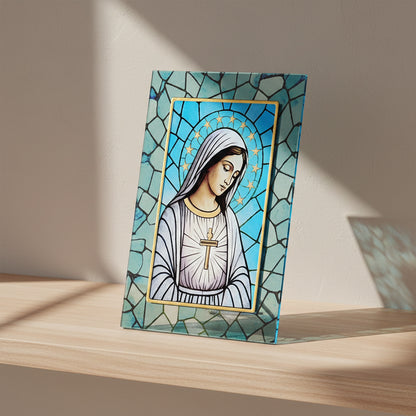 Quadro Madonna di Medjugorje in vetro – Immagine sacra da tavolo o da appendere con basetta – 13 × 18 cm
