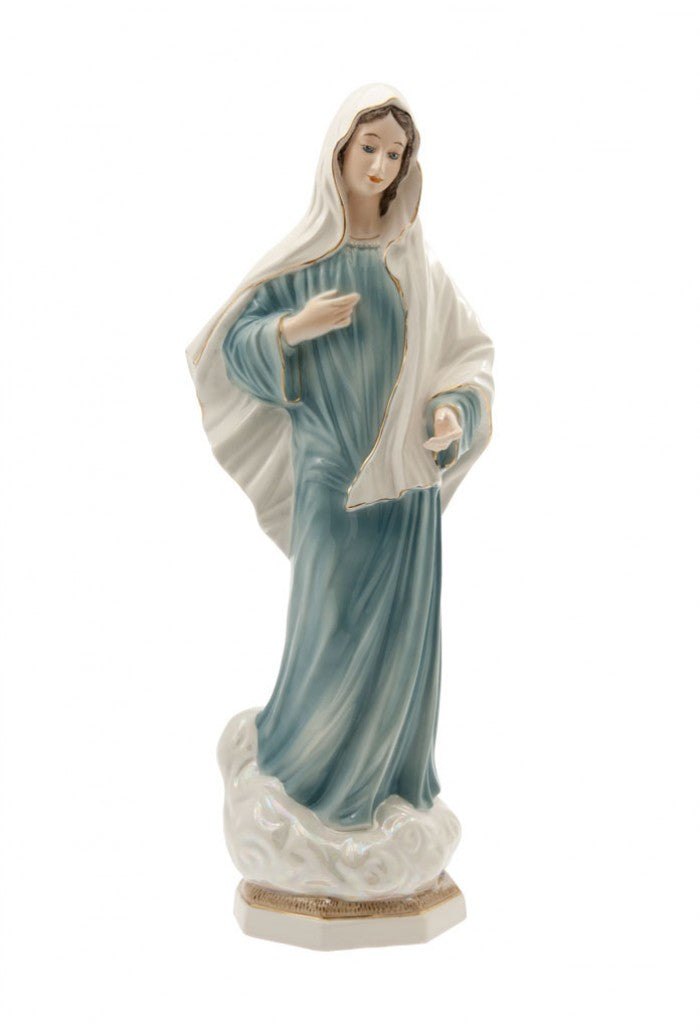 Statua Regina della pace in ceramica colorata dipinta a mano. Altezza 60 cm