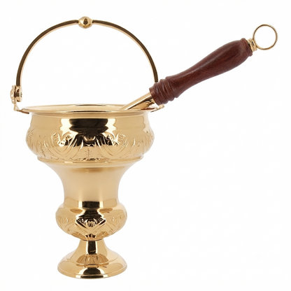 Secchiello con aspersorio per acqua benedetta in ottone dorato. Altezza 30 cm