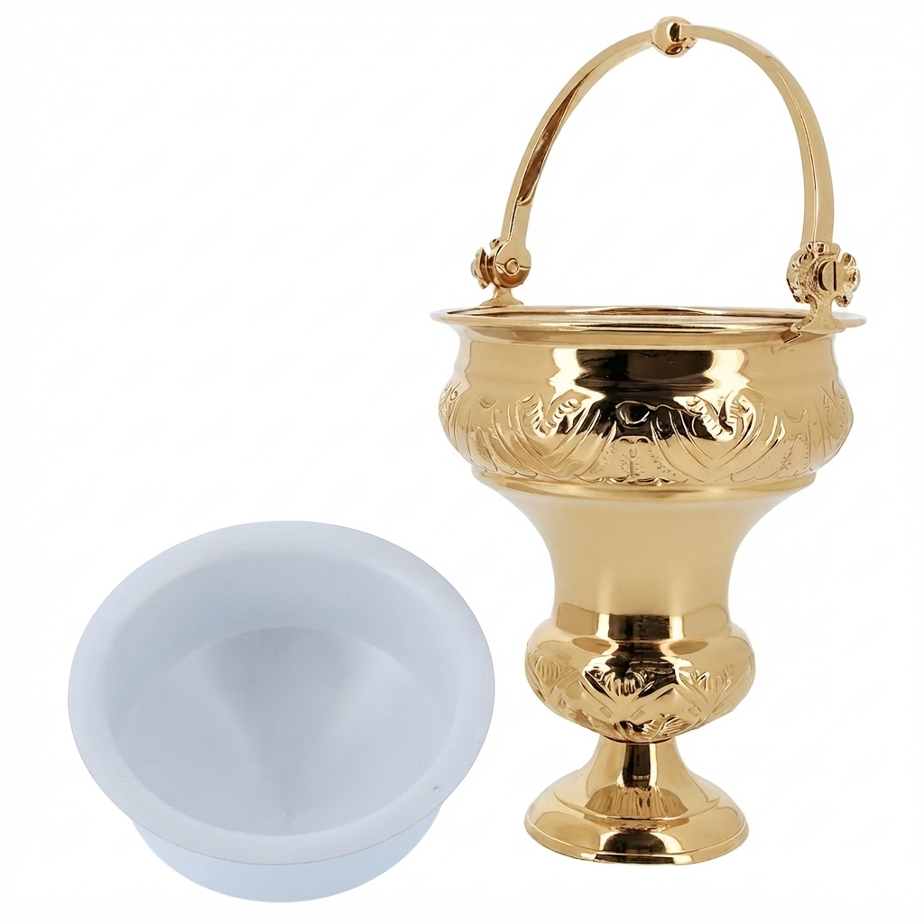 Secchiello con aspersorio per acqua benedetta in ottone dorato. Altezza 30 cm