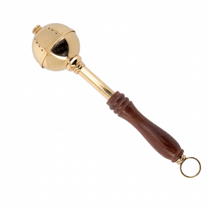 Secchiello con aspersorio per acqua benedetta in ottone dorato. Altezza 30 cm