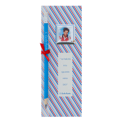 Matita blu Carlo Acutis, confezionata con cartoncino e targhetta in laminato argento. Dimensioni 7,2x20 cm