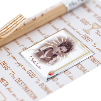 Matita Carlo Acutis, confezionata con cartoncino multilingua e targhetta in laminato argento. Dimensioni 7,2x20 cm